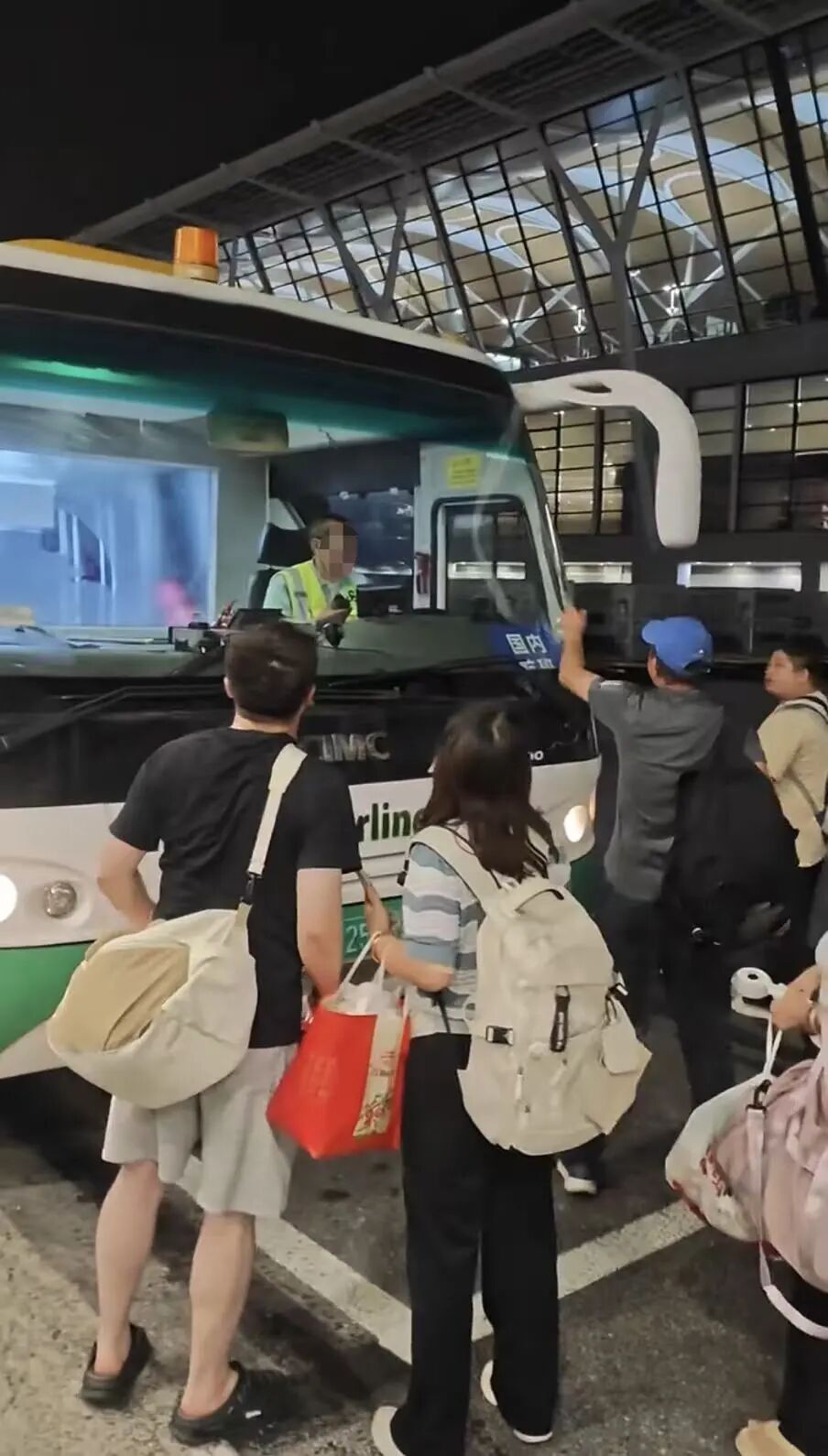 被指摆渡车40分钟未开空调，春秋航空致歉：突发空调故障，车内温度异常时间约5分钟，已对所有车辆全面复查 (http://www.kingbaby.com.cn/) wap 第2张