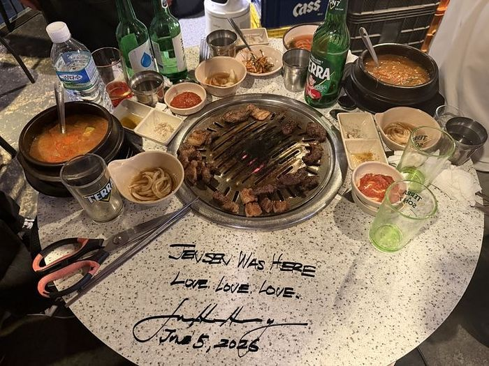 黄仁勋综艺节目录制画面曝光：身穿标志性的黑色皮夹克，与主持人刘在石跨界对话，还即兴跳起舞 (http://armanice.com/) wap 第4张