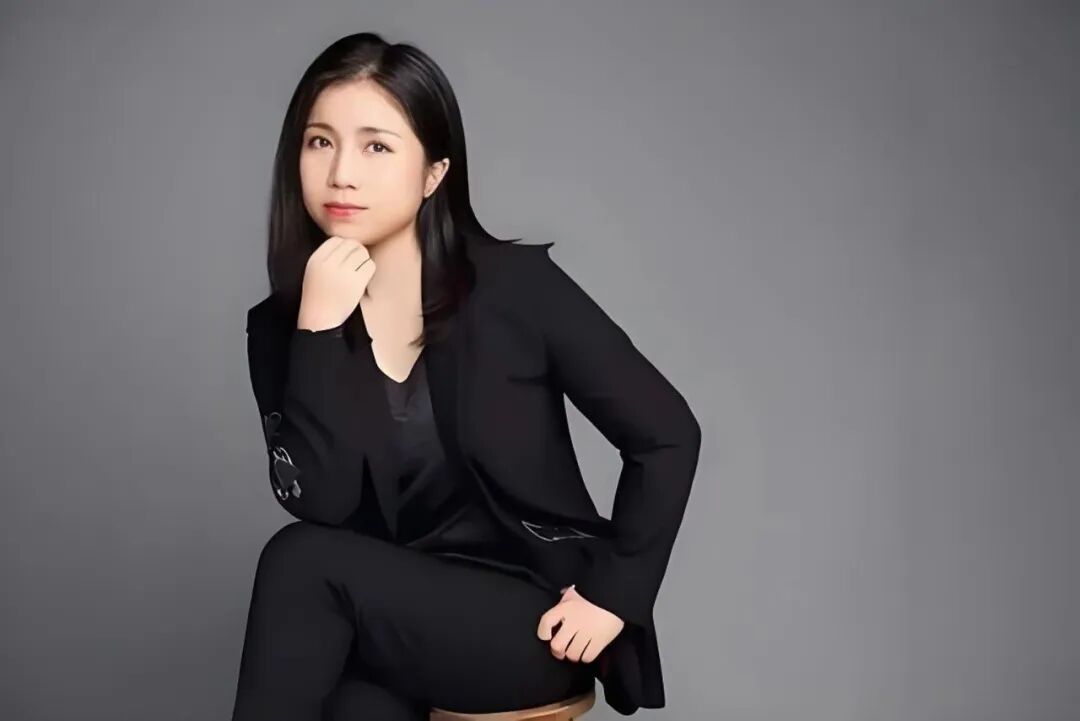 “企二代”李寒穷，将执掌市值360亿男装巨头！其父解释她名字由来：女儿出生前后正值人生最煎熬的阶段 (http://www.999law.cn/) caij 第3张