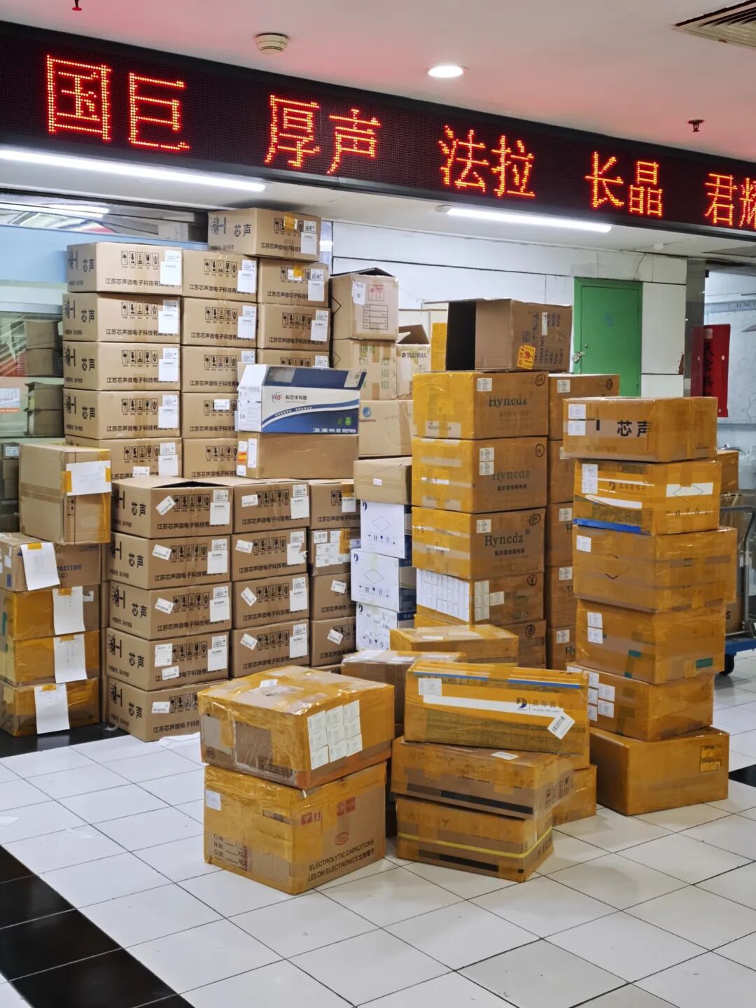 缺货潮扩散！黄金之后，“电子工业大米”又开始被爆炒！记者调查：一天一价，甚至一小时一价！商家纷纷跨界，“外面也有资金进来扫货” (http://www.kingbaby.com.cn/) wap 第3张