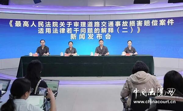 “开门杀”伤人，赔偿屡屡“踢皮球”，最高法定调：保险先赔！那么车险会涨价吗？ (http://www.999law.cn/) sxw 第3张