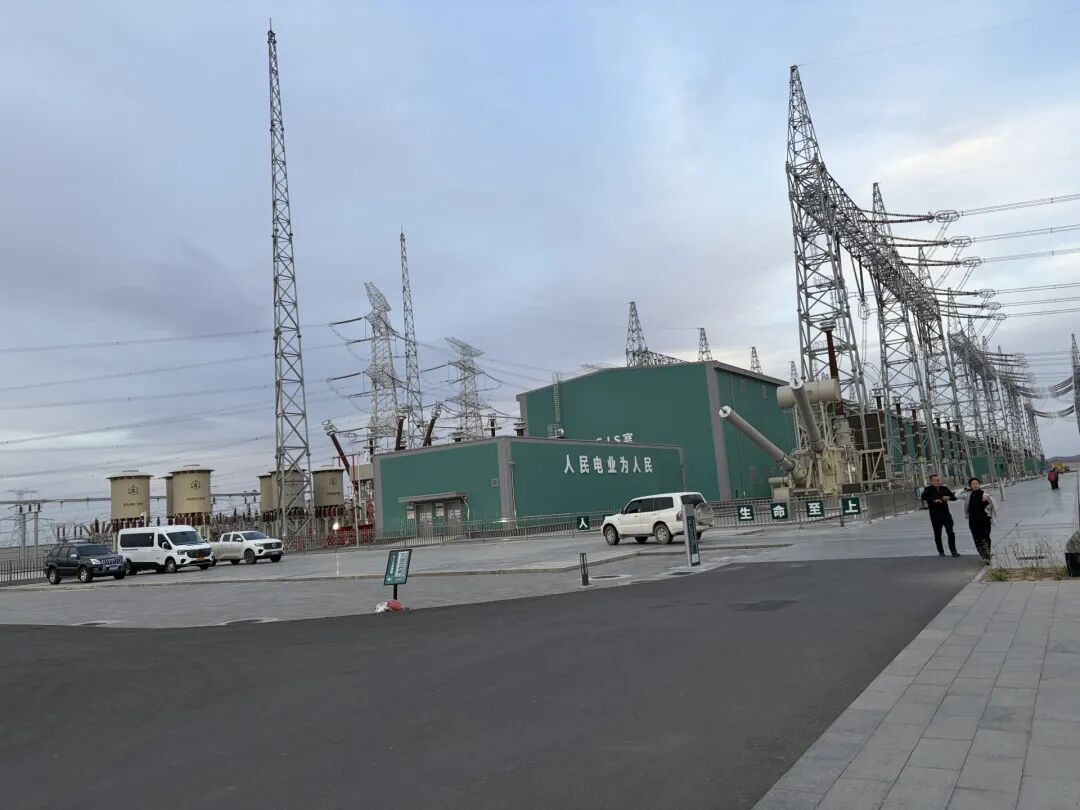 新疆到重庆，0.007秒！戈壁滩绿电多到用不完，有时4分钱1度也没人要，如何送出去？2.4万面定日镜等正发力，川渝度夏将不愁了 (http://dinkfamily.com/) wap 第1张