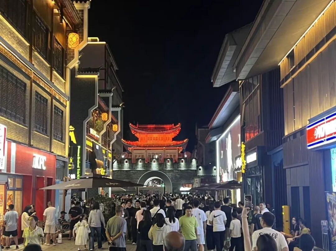 一座“人造空城”爆改后复业：客流已超100万人次，商铺快招满！央视曾曝光其总耗资24亿元，“停车场是唯一盈利项目” (http://www.kingbaby.com.cn/) wap 第2张