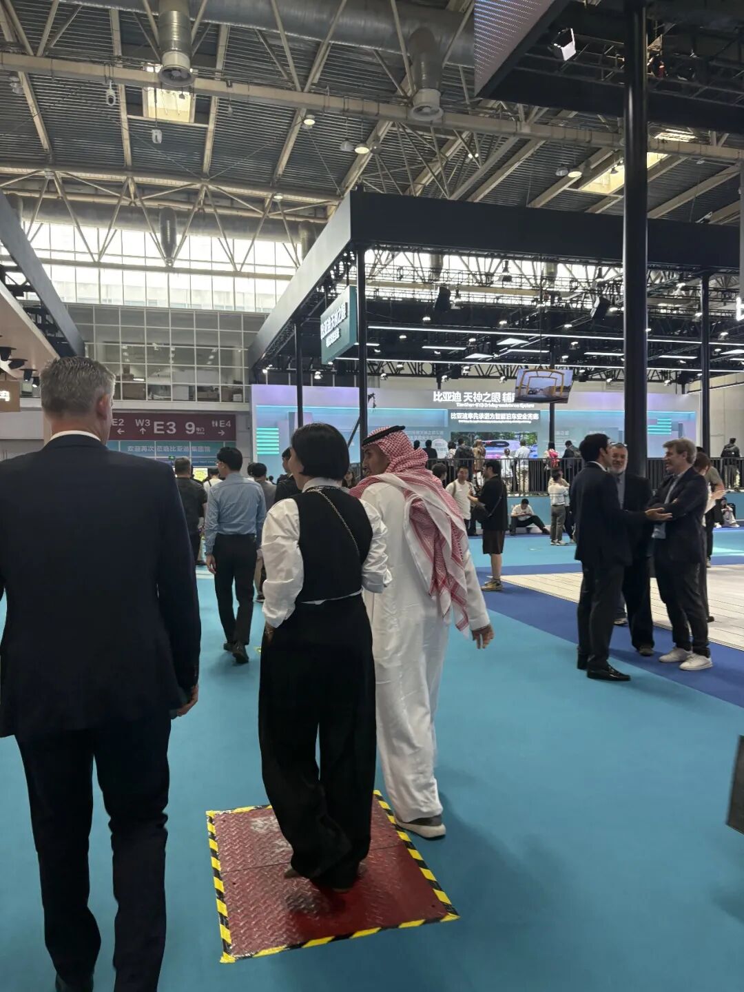 霍尔木兹战火下，中东客商涌进北京车展抢货：划掉“丰田”们，狂订中国车 (http://www.hilij.com/) p 第2张