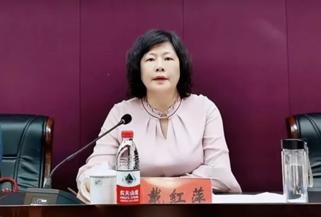 
          
            女校长戴红萍，被双开！她在被免职当月主动投案，曾多次向区委书记赠送礼金
        